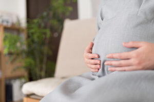 切迫早産の原因や症状、治療法や過ごし方について。早産との違いも解説