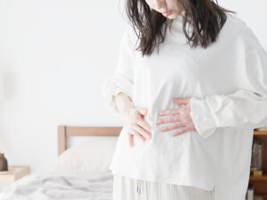 お腹に違和感を感じている妊婦