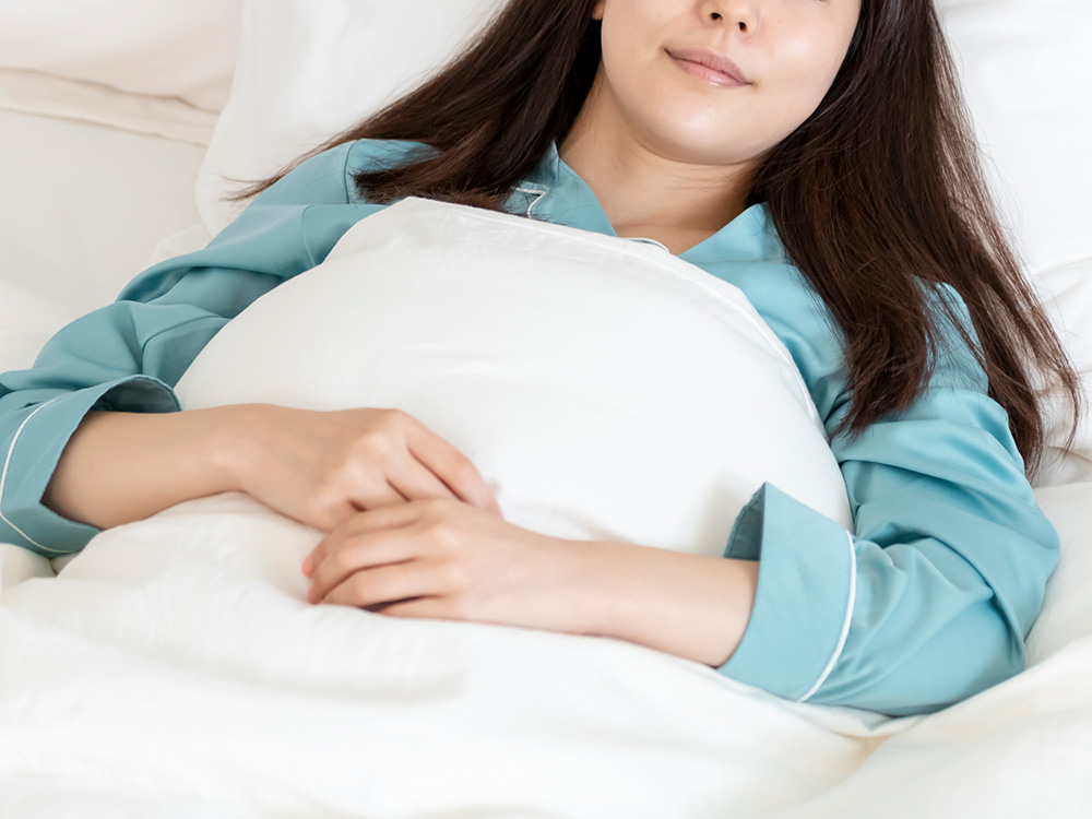 ベッドで安静にしている妊婦